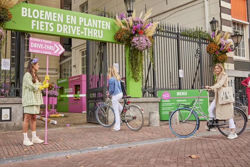 'Vul de afstand met schoonheid' Bloemen en Planten Fiets Drive_Thru in Amsterdam